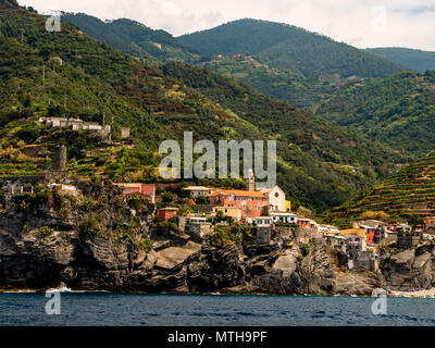 Petit village sur la colline escarpée de la côte en italie Banque D'Images