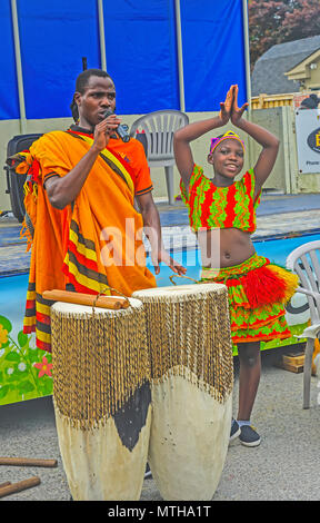 Danseurs et chanteurs de l'Afrique de l'Ouganda a appelé 'Neema Choir' Banque D'Images