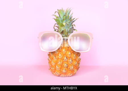 Ananas juteux à lunettes sur fond rose Banque D'Images