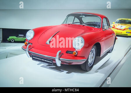 STUTTGART, ALLEMAGNE, LE 7 AVRIL 2017 : Rouge 1963 Porsche 356 B 1600 Super 90 dans le musée Porsche Banque D'Images