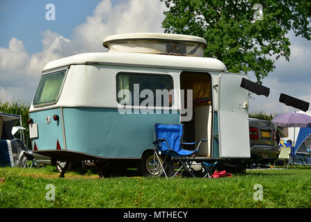 Sur un terrain de camping caravane Vintage Banque D'Images