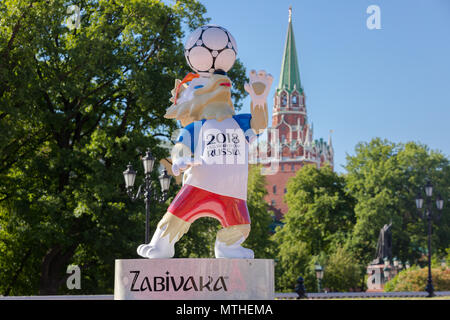 Mascotte officielle de la Coupe du Monde de la FIFA 2018 en Russie - Zabivaka et Kremlin de Moscou tour à fond. Symbole du championnat de football (soccer). Banque D'Images