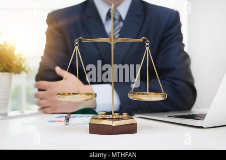 Symbole de la Justice pèse-personnes sur table. Procureur working in office. La Cour de justice juge en droit Législation juridique concept Banque D'Images