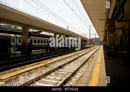 La gare de Salerne, sur une belle journée chaude en Italie en été, 2017 Banque D'Images