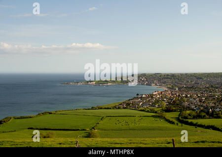 Une belle vue de la ville de Swanage à partir au sommet d'une colline à proximité du chemin de la côte de Purbeck. Printemps 2018. Banque D'Images