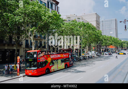 Barcelone, Espagne - 26 Avril 2018 : visite de la ville de Barcelone en bus touristique avec les touristes sur la route autour de Barcelone, Espagne Banque D'Images