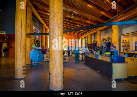 Jackson Hole, Wyoming USA- 23 mai 2018 : Piscine vue sur les personnes bénéficiant de l'exposition en Craig Thomas Discovery Centre des visiteurs, est ouvert de début mars à début novembre Banque D'Images