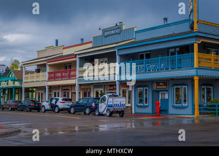 JACKSON Hole, Wyoming, USA - Le 23 mai 2018 : vue extérieure de touristes à pied sur la rue principale de la ville de Jackson Hole, Wyoming. Il a été nommé d'après Edward Jackson qui piège le castor dans la région Banque D'Images