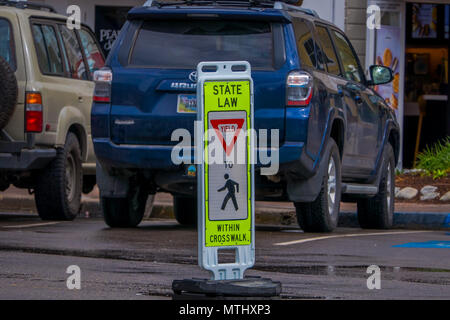 JACKSON Hole, Wyoming, USA - Le 23 mai 2018 : vue extérieure de touristes à pied sur la rue principale de la ville de Jackson Hole, Wyoming. Il a été nommé d'après Edward Jackson qui piège le castor dans la région Banque D'Images