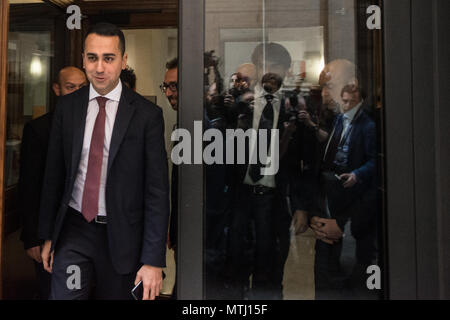 Rome, Italie. 29 mai, 2018. Luigi Di Maio, un leader du mouvement 5 étoiles,(Movimento 5 stelle a fait des déclarations à la presse, à la sortie de groupes parlementaires. le 29 mai 2018 à Rome, Italie. Credit : Andrea Ronchini/Pacific Press/Alamy Live News Banque D'Images