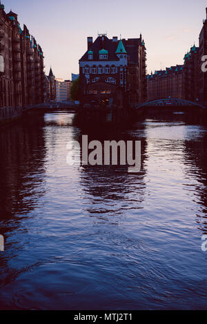 Silhouette de château d'eau dans le vieux quartier des entrepôts de Speicherstadt ou dans la lumière de soleil du soir, Hambourg, Allemagne Banque D'Images