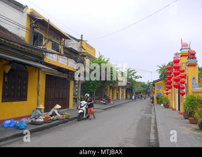 HOI AN, VIETNAM - 17ème Mars 2018 : les personnes vendant des légumes sur la rue vide de Hoi An tôt le matin Banque D'Images