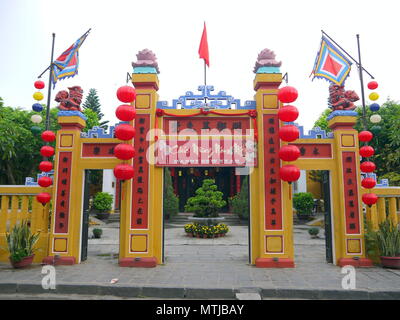 HOI AN, VIETNAM - 17ème Mars 2018 : La porte du temple du dieu des terres traditionnelles avec bonne année signe et drapeaux colorés dans Hoi An, Vietnam Banque D'Images