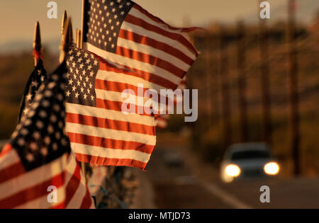 Drapeaux américain attaché à un pont au-dessus de la rivière de Santa Cruz dans le vent souffler à Green Valley, Arizona, USA. Banque D'Images