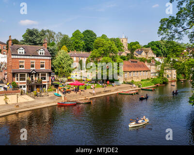 Barques sur la rivière Nidd Knaresborough au printemps dans le North Yorkshire Angleterre Banque D'Images