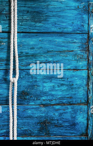 Corde blanche sur fond bleu bord Banque D'Images