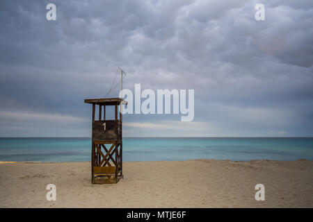 Mallorca, coucher de la lumière sur la plage de sable de sauveteur à la maison sur l'île de vacances Banque D'Images