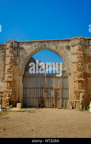 Ruines du palais à Halvad à l'extrémité de la ville sur les rives de l'Samatsar lake, Gujarat, Inde. Halvad était une ancienne capitale de l'État Dhrangadhra. Banque D'Images