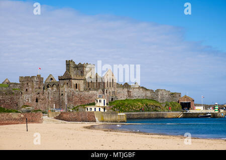 Ruines du château de Peel et de la plage de sable fin dans la baie de Peel. Peel, Isle of Man, British Isles Banque D'Images