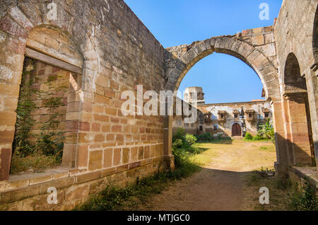 Ruines du palais à Halvad à l'extrémité de la ville sur les rives de l'Samatsar lake, Gujarat, Inde. Halvad était une ancienne capitale de l'État Dhrangadhra. Banque D'Images