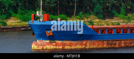 Blue cargo avec excavatrice longue portée déménagement au port Banque D'Images