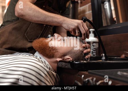 Salon de coiffure et barbu dans barber shop Banque D'Images