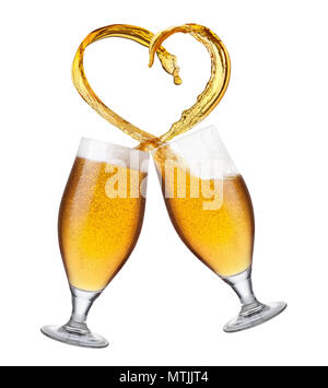 L'amour de la bière concept deux verres toasting et la création d'éclaboussure de forme de coeur isolé sur fond blanc Banque D'Images