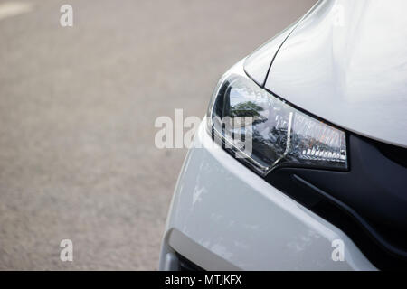 Close up carte blanche et le phare arrière-plan avec copie espace. Banque D'Images