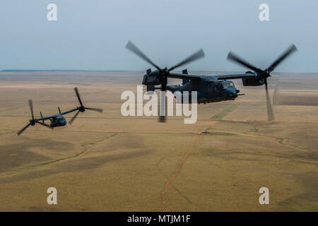 Deux CV-22 Osprey avion voler près ensemble au cours de la Cannon Air Show, l'espace et Tech Fest à Cannon Air Force Base, N.M., 26 mai 2018. L'Osprey aircraft a participé à l'air show en démontrant leurs capacités complet dans un scénario de sauvetage de l'exercice. (U.S. Photo de l'Armée de l'air par la Haute Airman Luc Kitterman/libérés) Banque D'Images