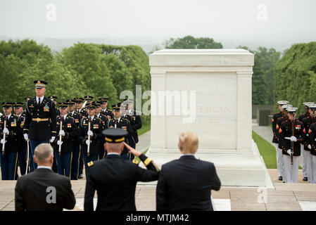 Le président Donald J. Trump dépose une gerbe sur la Tombe du Soldat inconnu au cours d'une cérémonie du Jour du souvenir avec le secrétaire de la Défense James N. Mattis et président de l'état-major des armées le général Joseph F. Dunford Marin Jr., au cimetière national d'Arlington, à Arlington, Va., le 28 mai 2018. (DoD photo par le Sgt armée. L'Amber I. Smith) Banque D'Images