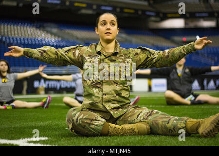 SAN ANTONIO, TX (4 janvier 2017) - Slt Sarah Herrero, 329L'équipe de contrôle de mouvement, 330e bataillon de transport, entraîne un étirement bloc avec l'US Army All-American 2017 Marching Band color guard. Herrero est un USAAAMB 2009 anciens de la Garde côtière canadienne et revient chaque année comme un mentor au cours de l'Armée Soldat All-American Bowl. Les membres de la bande sont les plus hauts de l'école secondaire et les membres de la bande colorguard qui doit effectuer le spectacle de mi-temps à l'Alamodome le Samedi, Janvier 7, 2017) (U.S. Photo de l'armée par le Cpl. Timothy Yao/ libéré) Banque D'Images
