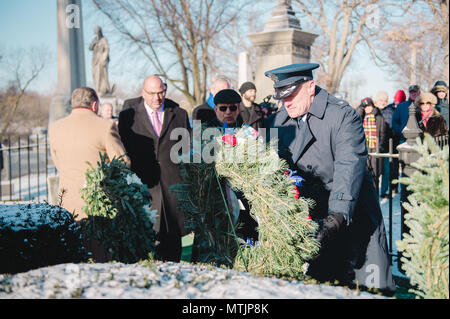 Le Colonel Gary R. Charlton, vice-commandant de la 107e Escadre de transport aérien, Station de la Réserve aérienne de Niagara Falls, présente une gerbe sur la tombe du Président Millard Fillmore, au nom du Président Barack Obama, Forest Lawn Cemetery, Buffalo, N.Y., le 6 janvier 2017. La cérémonie, qui est détenu par l'Université de Buffalo, une école qui Fillmore a été l'un des fondateurs, commémore l'anniversaire de l'ancien président. (U.S. Photo de l'Armée de l'air par le sergent. Ryan Campbell) Banque D'Images