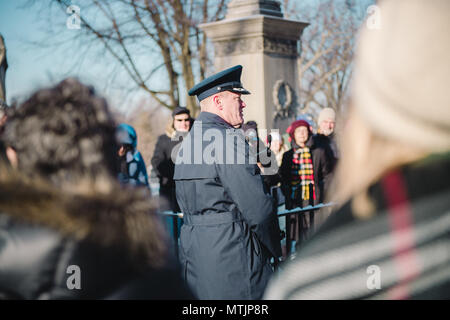 Le Colonel Gary R. Charlton, vice-commandant de la 107e Escadre de transport aérien, Station de la Réserve aérienne de Niagara Falls, prononce une allocution après avoir présenté une gerbe sur la tombe du Président Millard Fillmore, au nom du Président Barack Obama, Forest Lawn Cemetery, Buffalo, N.Y., le 6 janvier 2017. La cérémonie, qui est détenu par l'Université de Buffalo, une école qui Fillmore a été l'un des fondateurs, commémore l'anniversaire de l'ancien président. (U.S. Photo de l'Armée de l'air par le sergent. Ryan Campbell) Banque D'Images