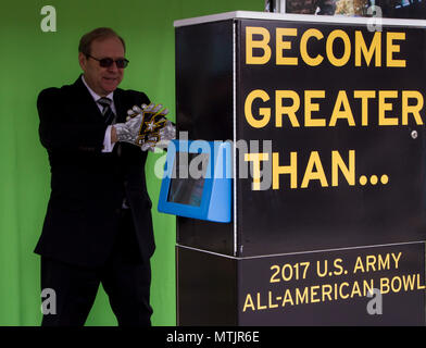 Mark S. Davis, Secrétaire adjoint de l'armée pour le marketing et directeur, Groupe de recherche en marketing de l'armée, affiche l'US Army All-American Bowl (AAB) jeu gants à un photomaton au cours d'une visite de l'armée à l'extérieur de l'expérience Aller San Antonio Alamodome, le 5 janvier dans le cadre des événements qui ont conduit à l'AAB 2017. L'AAB sera diffusé en direct sur NBC Le 7 janvier à 12 h 15 HAC. (U.S. Photo de la réserve de l'armée par la CPS. James Lefty Larimer, 367e Détachement des affaires publiques mobiles) Banque D'Images