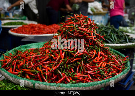 Une pile de piments dans un marché Banque D'Images