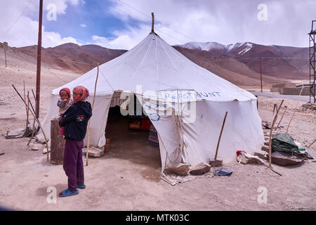 La mère et l'enfant à l'extérieur tente cafe dans les montagnes du Ladakh Banque D'Images