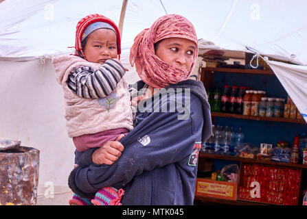 La mère et l'enfant à l'extérieur tente cafe dans les montagnes du Ladakh Banque D'Images