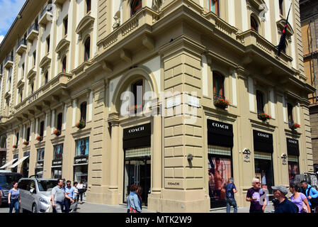 Florence, Italie - 10 mai 2018 : Entraîneur, une multinationale américaine de l'entreprise de mode de luxe, de stocker dans la Piazza della Repubblica. Banque D'Images