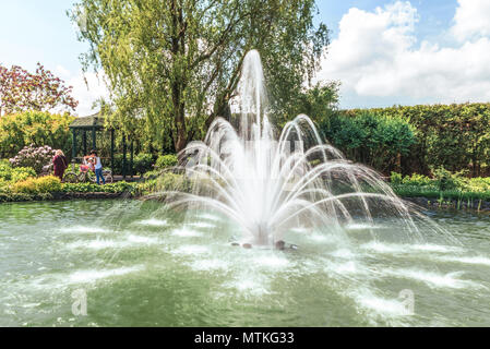 Petrovtsi Novi, l'Ukraine - 15 mai 2018 : fragment du parc dans Mezhigiri près de Kiev. Une petite fontaine sur le lac. La floraison de l'rhododend bush Banque D'Images