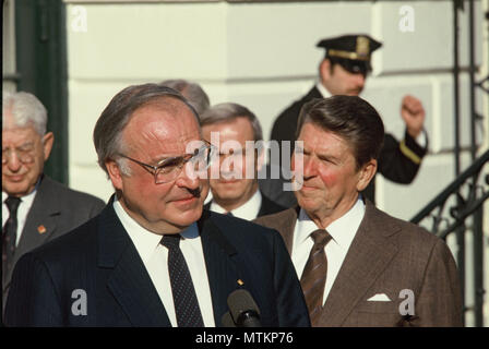 Washington DC 1984/12/01 Le Président Ronald Reagan avec Helmut Kohl lors d'une cérémonie de départ à l'entrée de la diplomatique de la Maison Blanche. Photo par Dennis Brack Banque D'Images