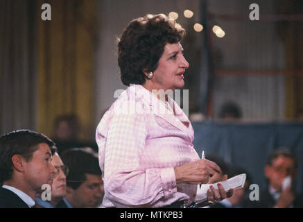 Washington, DC 1985/01/10. Journaliste de l'agence UPI Helen Thomas demande que le président Ronald Reagan une question lors d'une conférence de presse dans l'East Room de la Maison Blanche. Photographie par Dennis Brack Banque D'Images