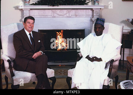 Washington DC 1984/12/11 Le Président Ronald Reagan rencontre le président du Niger en Kowntche le bureau ovale. Photo par Dennis Brack Banque D'Images