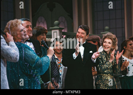 Québec, Canada, 1985/03/03 Le Président Ronald Reagan et Première dame Nancy Reagan avec le premier ministre Brian Mulroney et son épouse Mila Mulroney blagues avec la performance exprimés dans le Grand Théâtre de Québec au cours d'une visite d'État au Canada le 3 mars, 1985 Photographie par Dennis Brack Banque D'Images