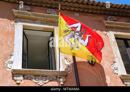 Drapeau sicilien sur un vieux bâtiment Banque D'Images