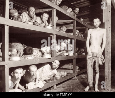 Camp de concentration de Buchenwald le 16 avril 1945. Elie Wiesel, qui a reçu le Prix Nobel de la paix en 1986, est la 7ème personne en partant de la gauche sur la 2ème rangée en partant du bas. Banque D'Images