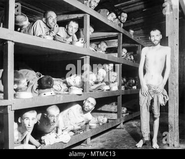 Camp de concentration de Buchenwald le 16 avril 1945. Elie Wiesel, qui a reçu le Prix Nobel de la paix en 1986, est la 7ème personne en partant de la gauche sur la 2ème rangée en partant du bas. Banque D'Images