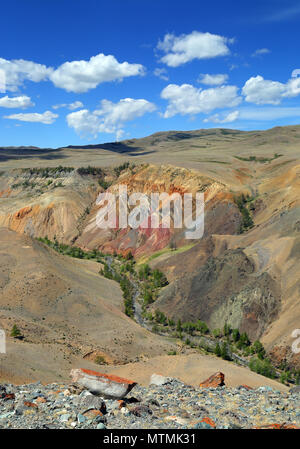 Paysage avec dépôt d'argile colorée dans les montagnes de l'Altaï Banque D'Images