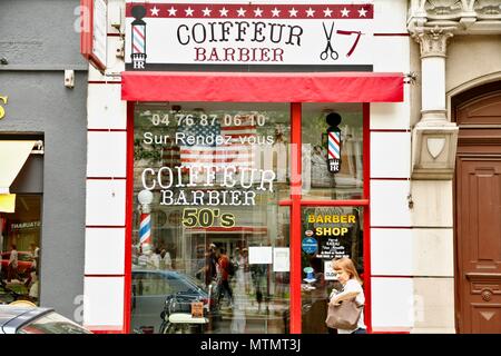 Salon De Coiffure Avec Un Americain Usa D Une Decoration Et D Un Vieux Signe Renouvellement Des Barbiers En France Grace A Une Clientele De Personnes Branchees Grenoble Isere Photo Stock Alamy