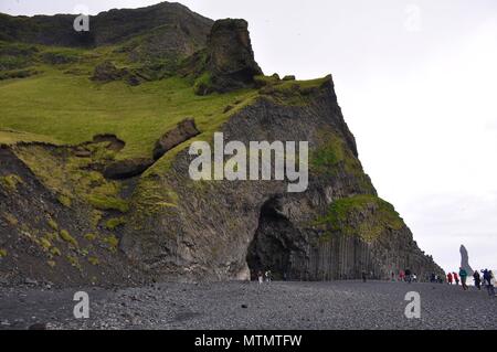 Caverne sur la plage de sable noir, Vik, Islande Banque D'Images