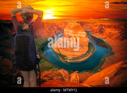 Une fille touristiques voyages avec un sac à dos sur le Grand Canyon. USA Banque D'Images